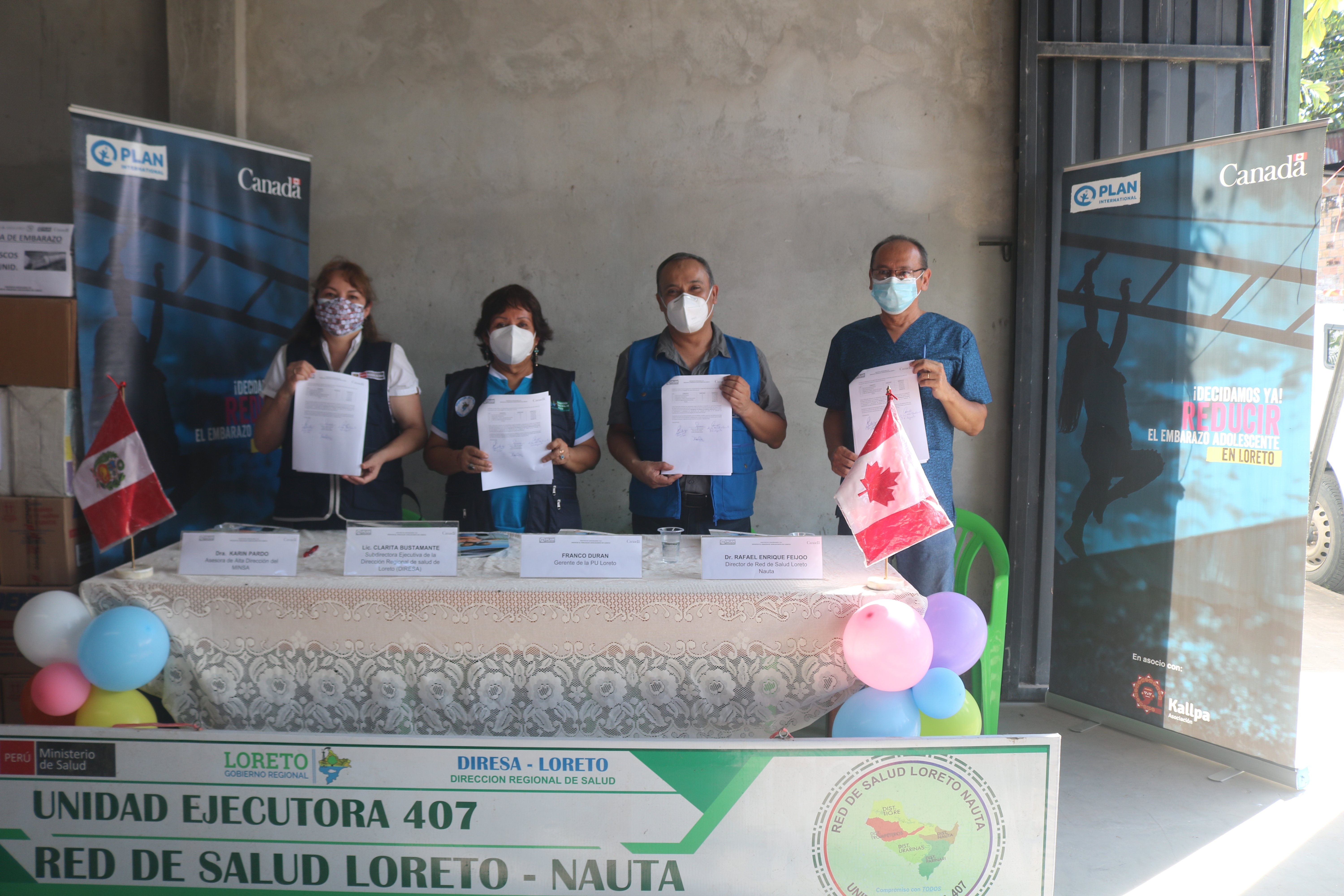 Asesora de Alta Dirección del MINSA, Subdirectora Ejecutiva de la DIRESA Loreto, Gerente de la Unidad de Programas de Loreto y Subdirector de Red de Salud Loreto Nauta muestran actas de entrega de donación firmadas.  