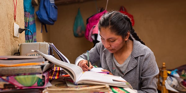 niñas estudiando desde casa