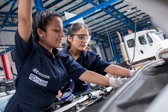 Plan Internacional y Hyundai impulsan a más jóvenes a seguir la carrera de mecánica automotriz