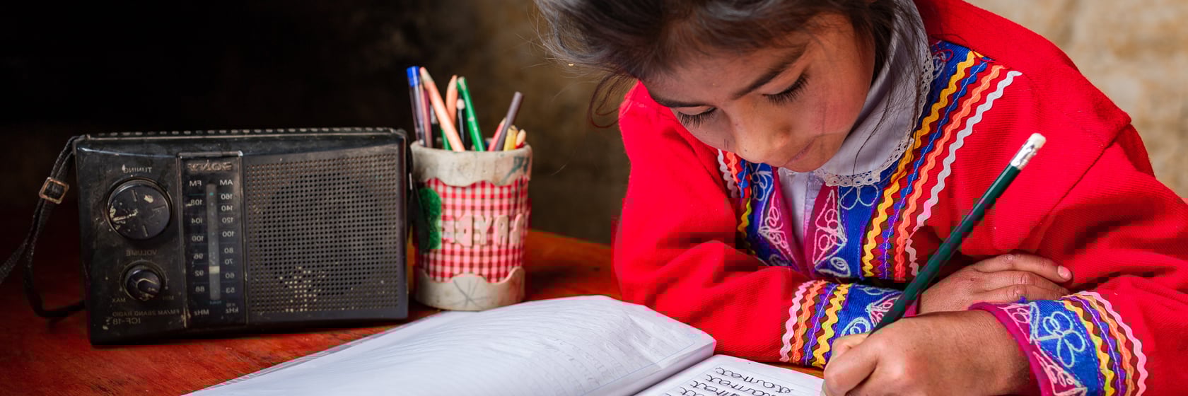 Niña-Escribiendo-Cuaderno-Plan-International-Cusco-Peru