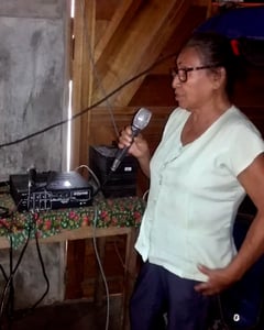 Punchana-AltoParlantes-Mujer-Microfono