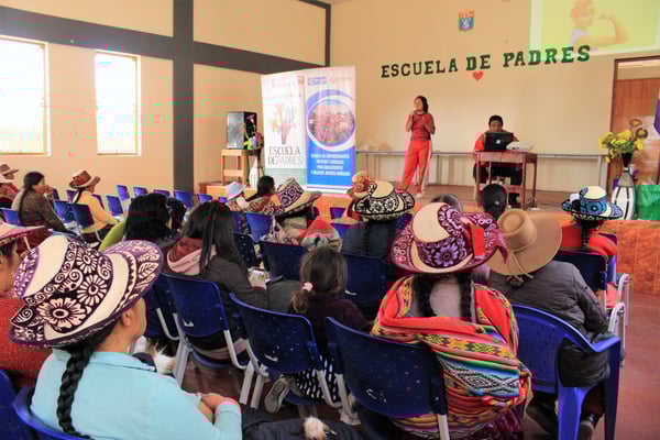 Sheyla en la escuela de padres - Sto Tomas 2