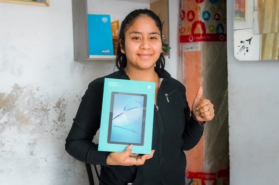 Ussiel, de 18 años, recibió una tablet con internet para continuar sus clases