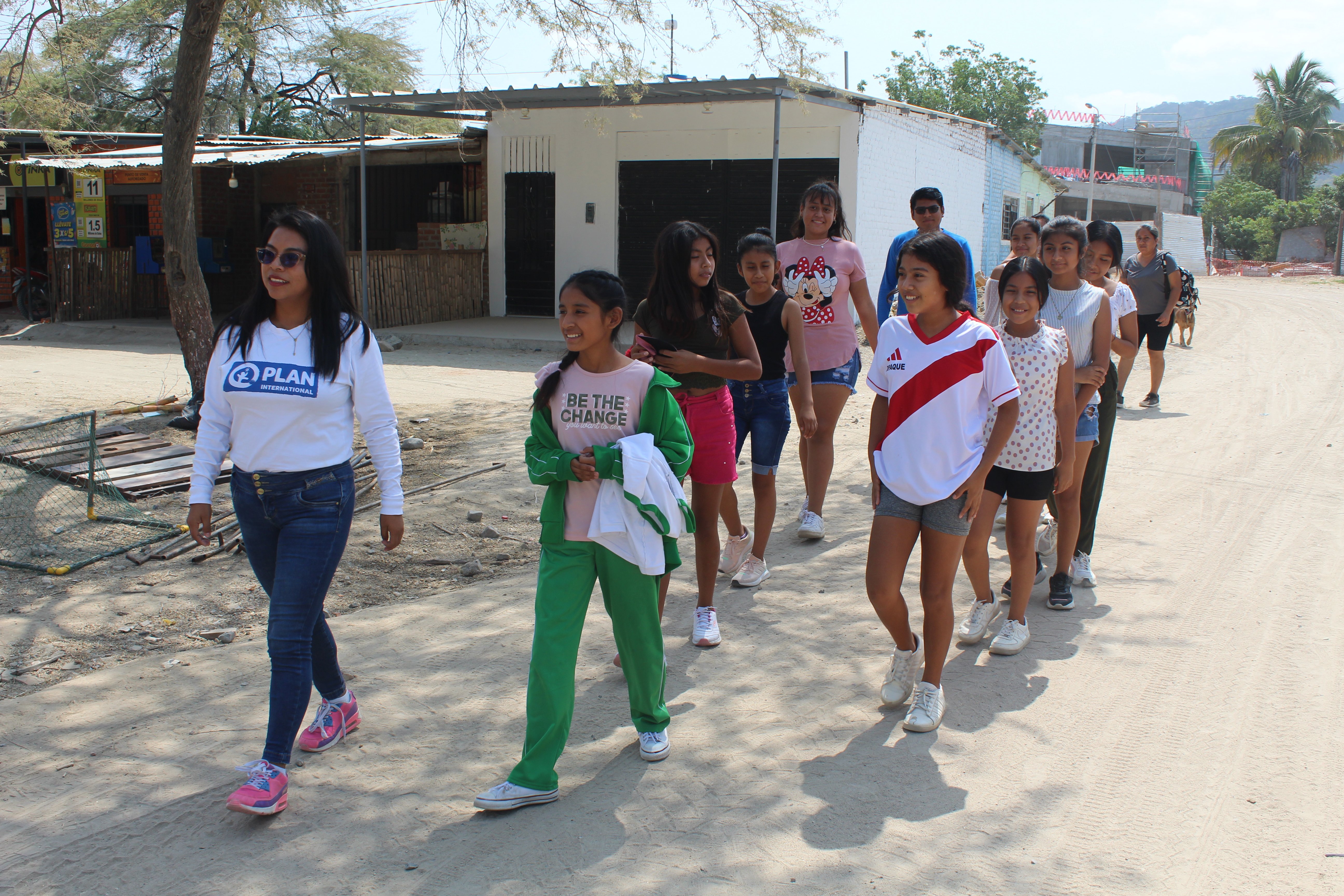 adolescentes caminan por las calles 2