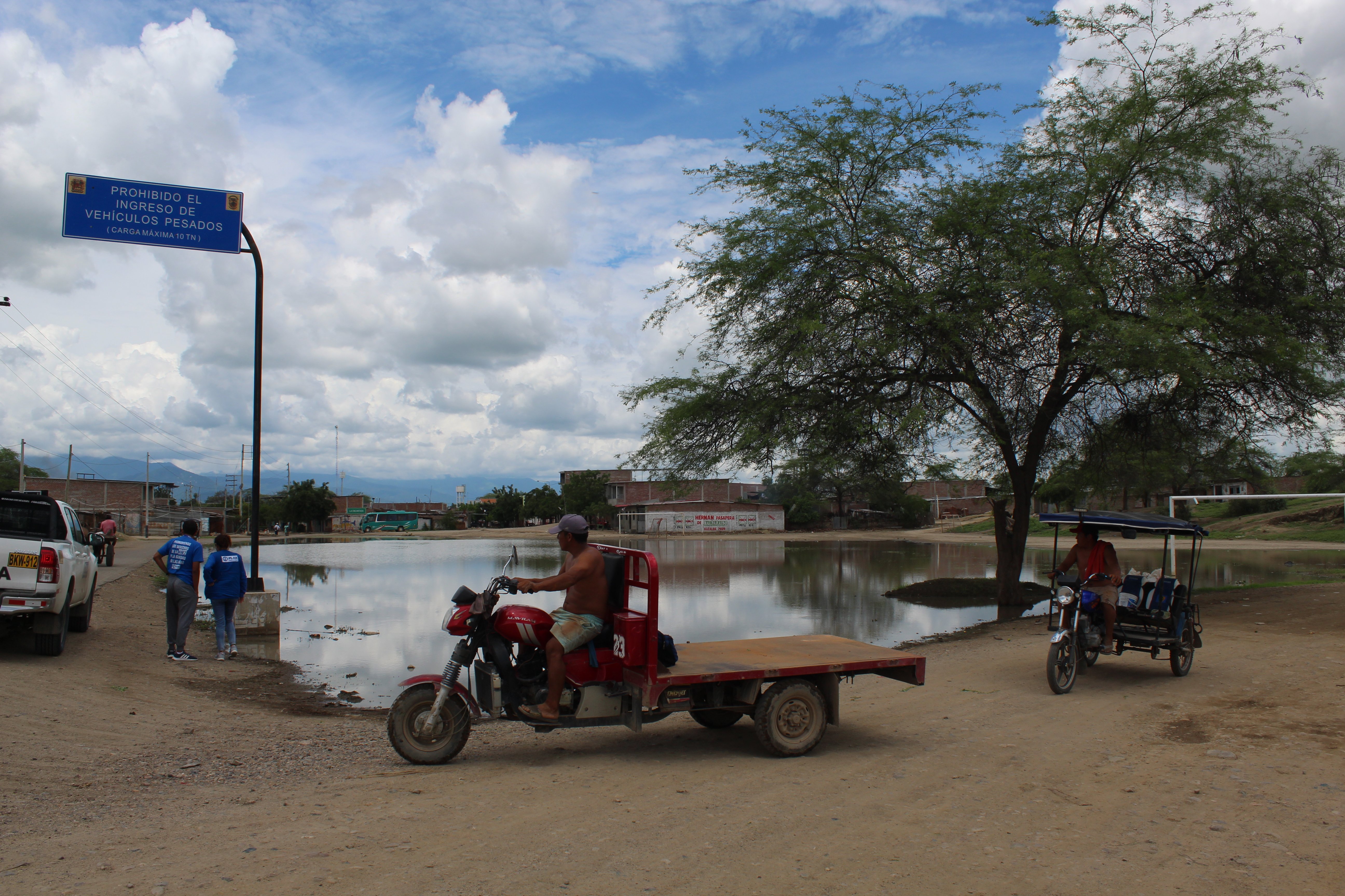 gran charco de agua estancada