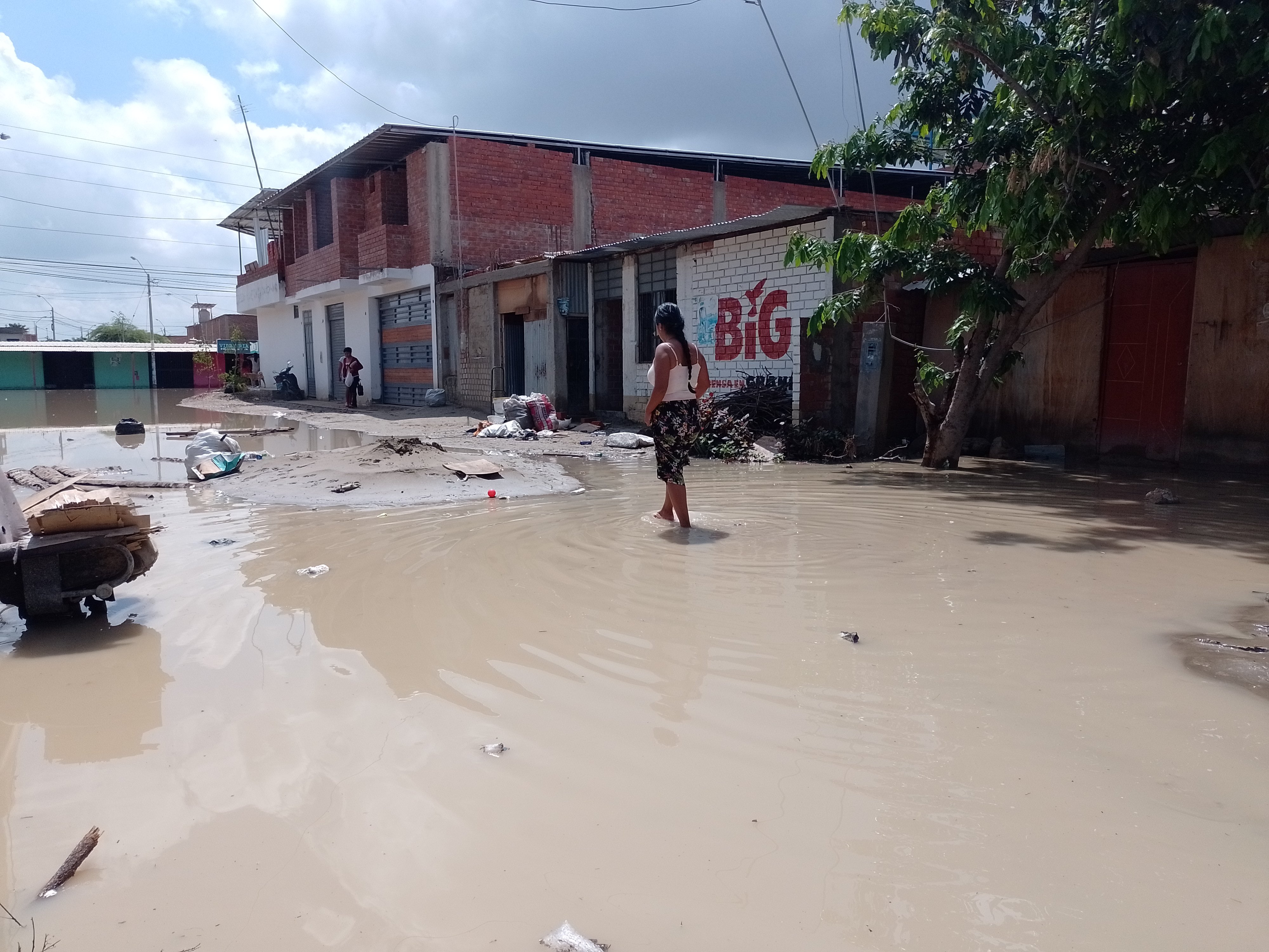 mujer camina por charco-1