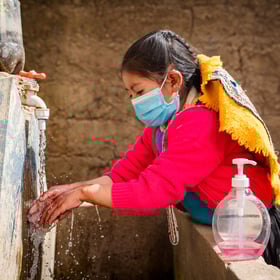niña-lavandose-manos-jabon-cusco