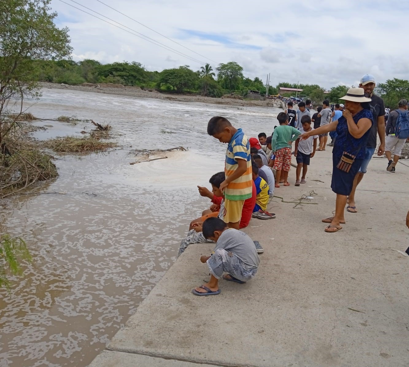 C:\Users\alopez\Downloads\niños en río.jpeg